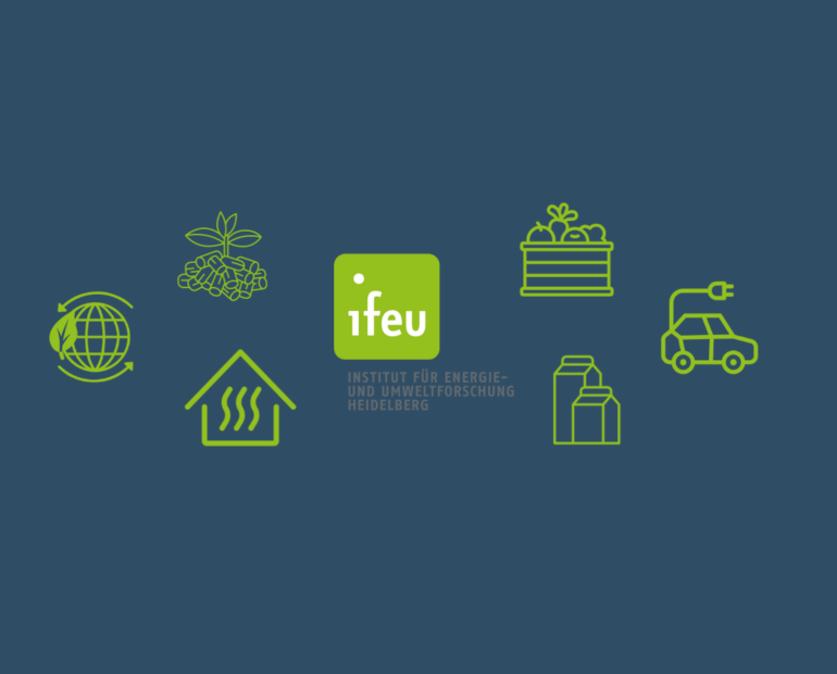 Auf dunkelblauen Hintergrunf ist das Logo von ifeu abgebildet. Dieses ist umgeben von sechs Flaticons. Ein E-auto, ein Kompost, verpackungen, Wärme, nachhaltiger globaler Handel und einem Setzling.