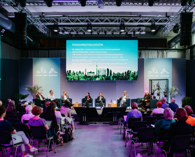 Podiumsdiskussion bei der WeACT Con 2024 mit Publikum.