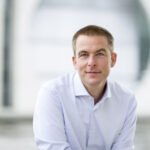 Markus Franken in hellblauen Hemd auf hellem Hintergrund.