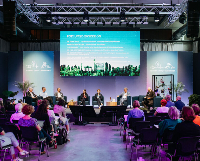 Podiumsdiskussion bei der WeACT Con 2024 mit Publikum.